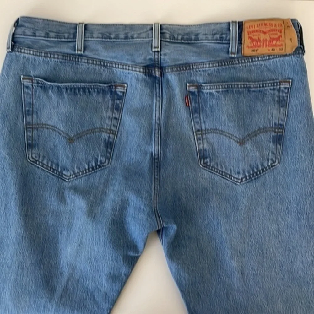 Levi’s 501 men’s 42x32 button fly blue jeans. Straight‎ fit. Excellent condition